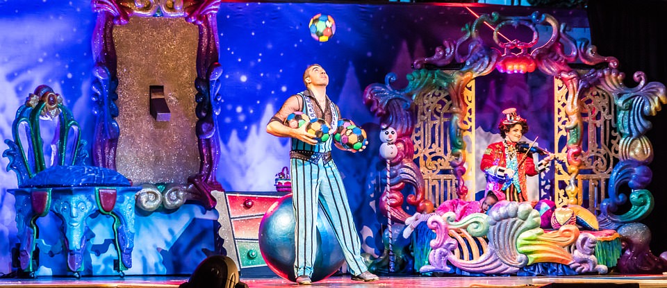 pantomime juggler